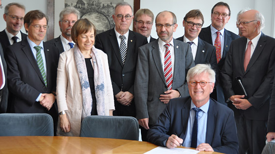 Zwierzchnicy Kościołów ewangelickich w Niemczech podpisują oświadczenie w sprawie uchodźców (fot. EKD)