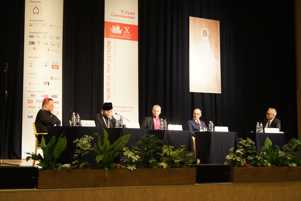 Panel z udziałem bp. Grzegorza Rysia, abp. Jeremiasza i bp. Marcina Hintza. Obok nich siedzą Janusz Karwat i Zbigniew Nosowski