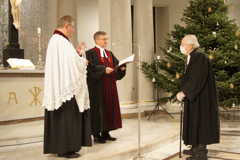 Bp Andrzej Malicki czyta laudację dla bp. Zdzisława Trandy. Po lewej bp Jerzy Samiec