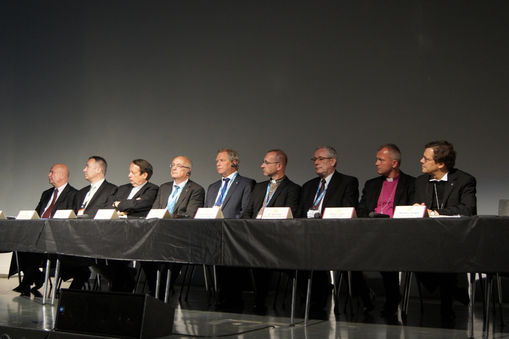 Forum biskupów. Od lewej: bp Marek Izdebski, bp Miloš Klátik, bp Péter Gáncs, bp Michael Bünker, bp Jochen Bohl, bp Siergiej Maschewski, bp Jan Wacławek, bp Marcin Hintz i bp Markus Dröge